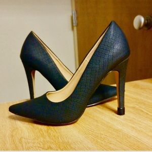 Textured classic black pumps